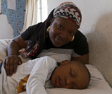 Johnson mit ihrem kleinen Sohn.