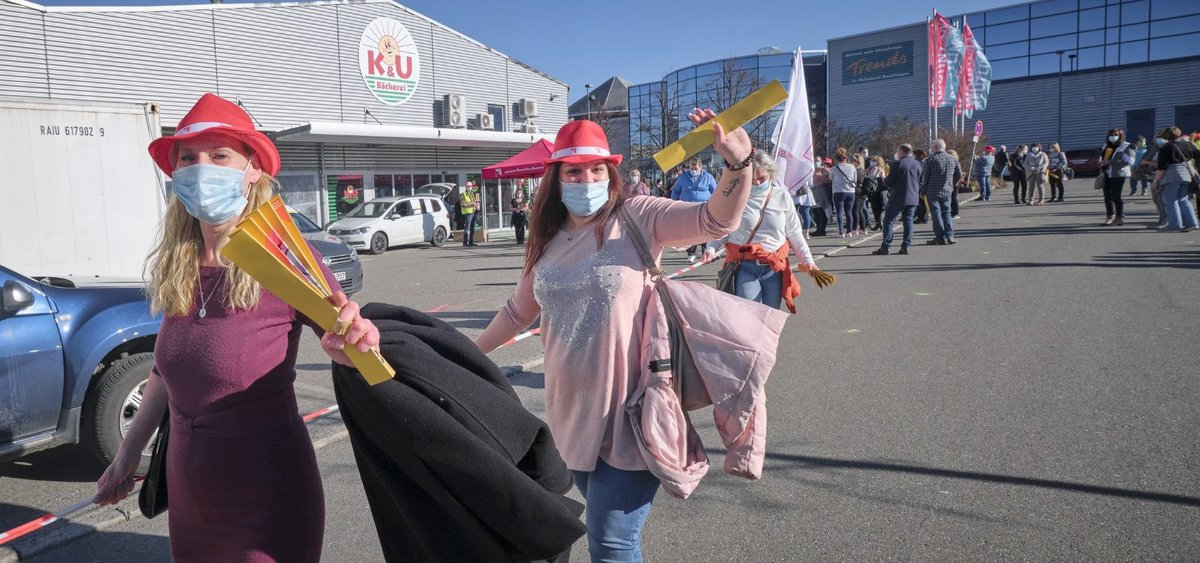 Die Arbeitsplätze sollen bleiben: Menschenkette um den K&U-Lagerverkauf in Reutlingen. Fotos: Joachim E. Röttgers Die Arbeitsplätze sollen bleiben: Menschenkette um den K&U-Lagerverkauf in Reutlingen. Fotos: Joachim E. Röttgers