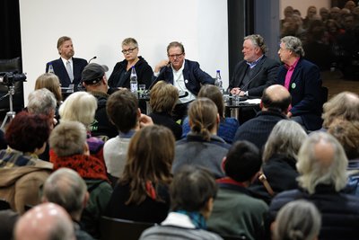 Auf dem Podium Prozessbeteiligte und -beobachter , im Publikum auch Opfer des Polizeieinsatzes am 30.9.2010.