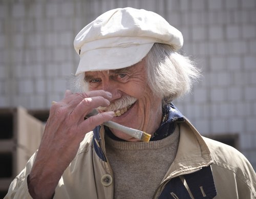 Könnte es sein, dass sich hier wieder einer ins Fäustchen lacht? Peter Lenk, der Eulenspiegel vom Bodensee. Foto: Joachim E. Röttgers