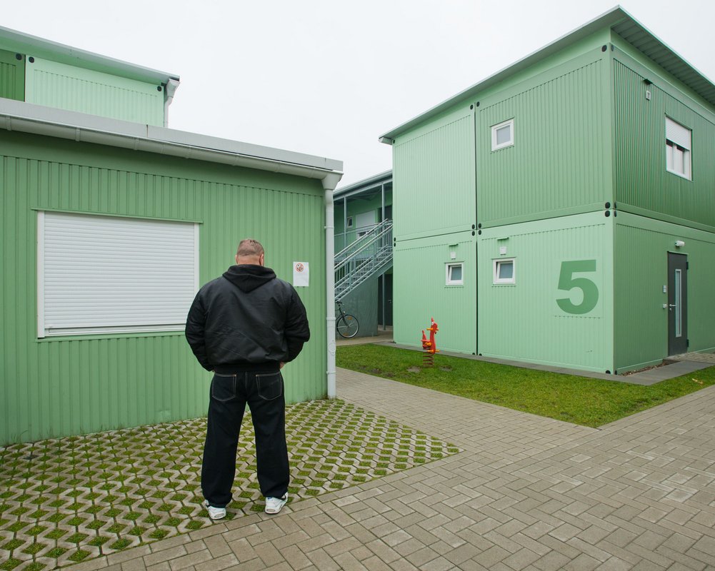 Murat: 4 Jahre, 7 Monate und 22 Tage in Gefangenschaft, freigelassen am 24. August 2006. Anklage wurde nie erhoben. Heute ist Murat Flüchtlingsberater, hier im Containerdorf einer Gemeinschaftsunterkunft in Bremen. Aus der Serie "Beyond Gitmo".