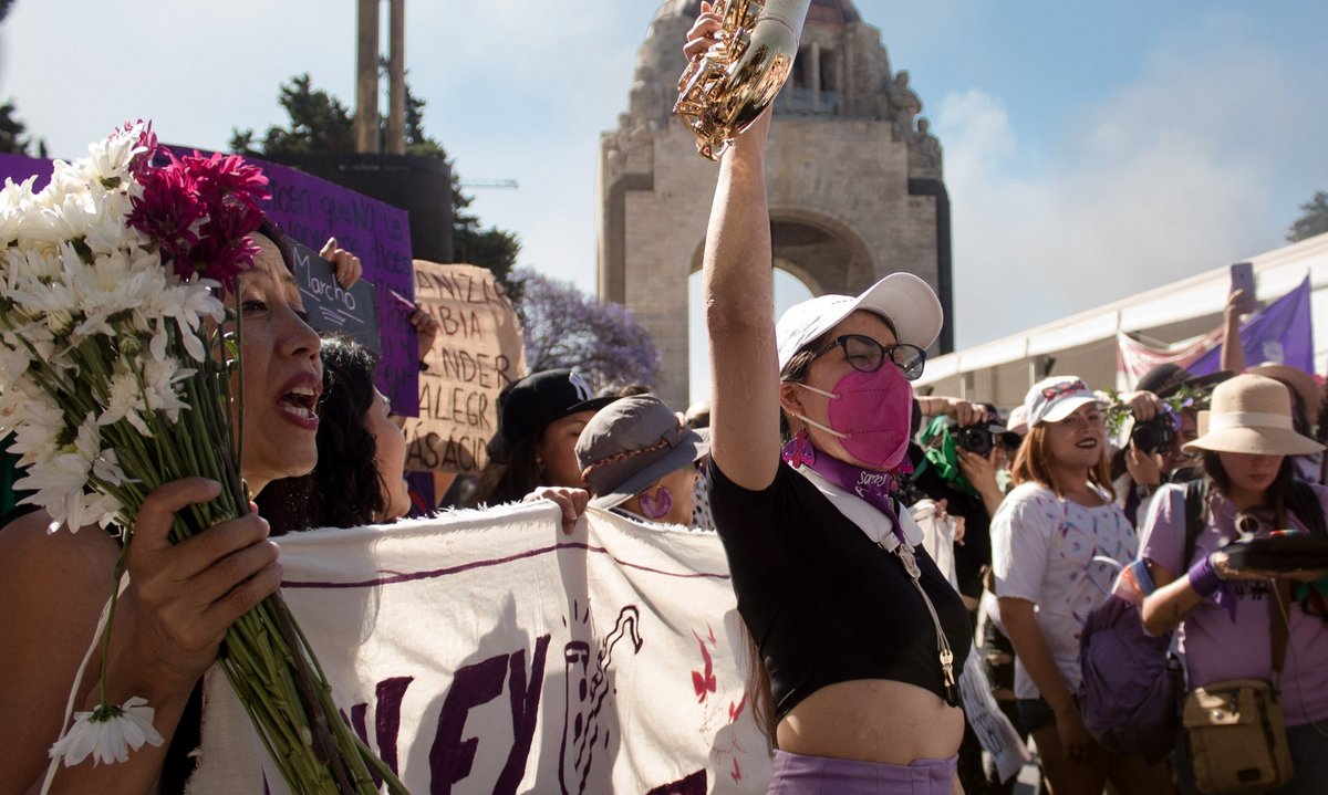 Saxofonspielerin und Säure-Opfer María Elena Ríos (Mitte) am 8. März in Mexiko-Stadt. Mehr Fotos von der Demo am Frauentag mit Klick aufs Bild.