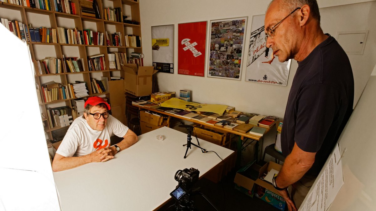 Regelmäßig und von Anfang an erscheint in Kontext die Kolumne "Wettern der Woche" mit Peter Grohmann (links). Ab 2013 auch gefilmt von Kontext-Fotograf Martin Storz. Foto: Joachim E. Röttgers