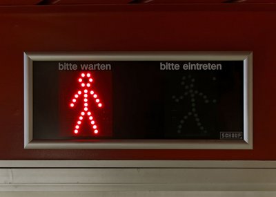 In Heidelberg bilden sich Schlangen bis ins Treppenhaus, in Stuttgart bestimmt das Ampelmännchen, wer rein darf. Foto: Joachim E. Röttgers
