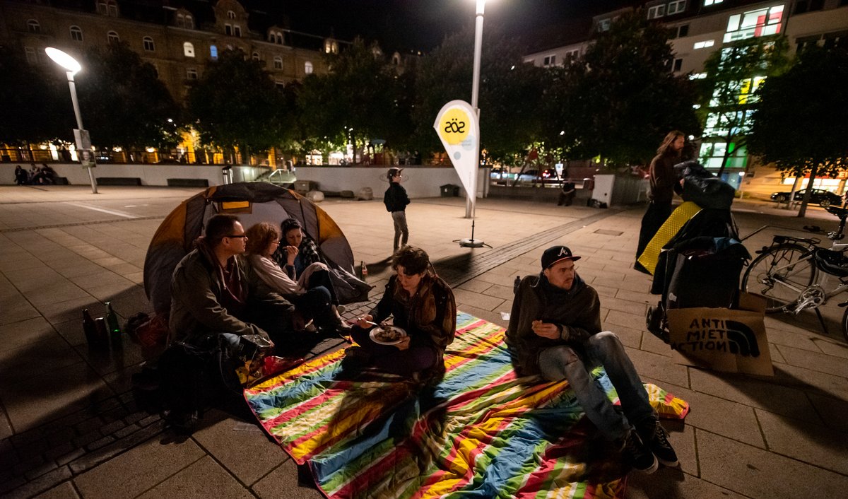 Junge Menschen erproben das Wohnen der Zukunft. Mehr Fotos gibt es per Klick auf den Pfeil.