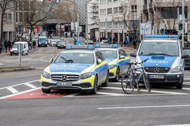 Polizei parkt auf Radweg.