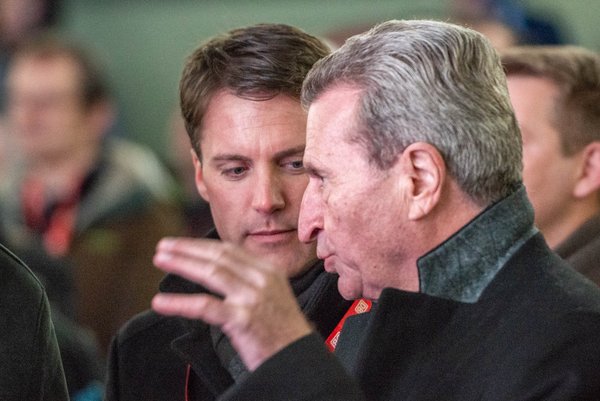 Hagel (hinten) mit Günther Oettinger, Ex-Ministerpräsident und Lobbyist, bei der Einweihung der Neubaustrecke Wendlingen–Ulm Anfang Dezember. 
