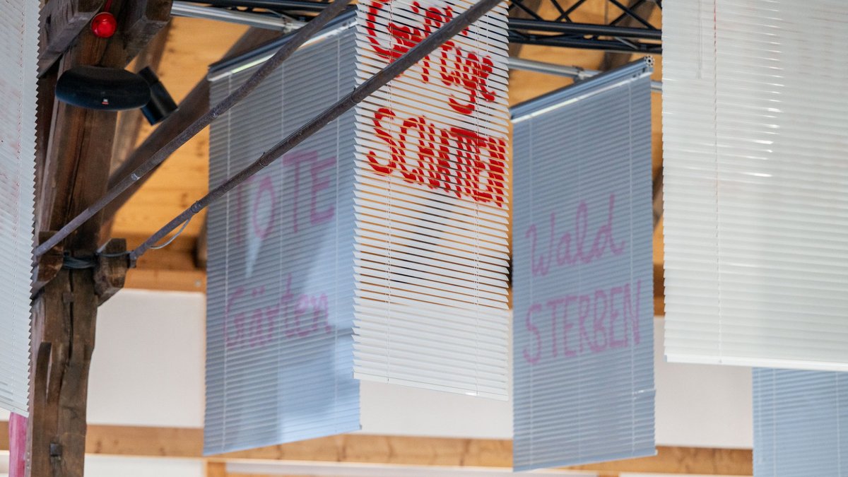 Jalousien als verbindende Elemente der Ausstellungsarchitektur. Jalousien als verbindende Elemente der Ausstellungsarchitektur.