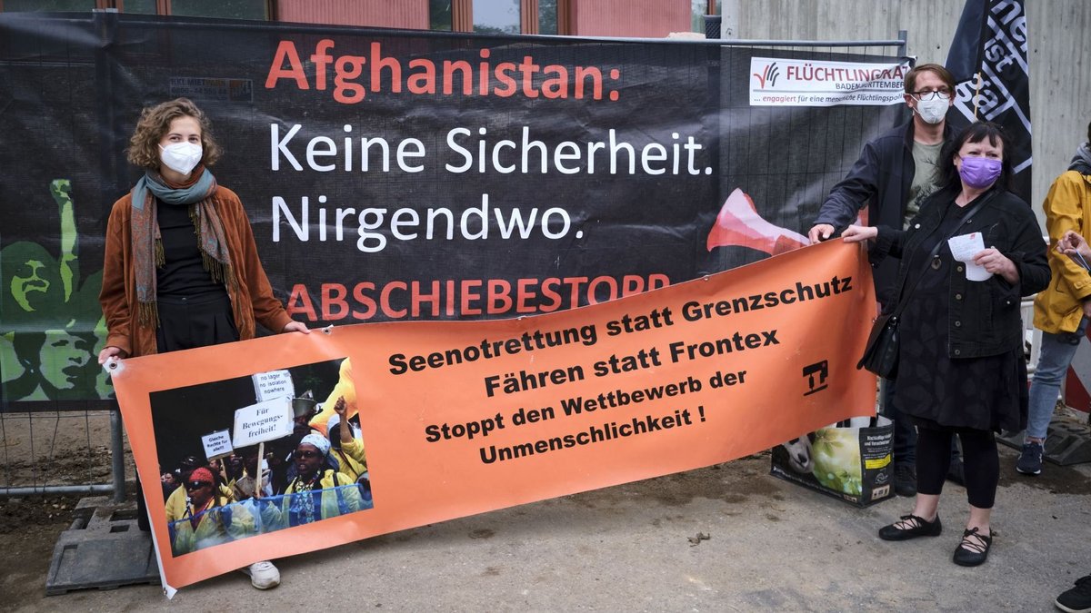Harter Vater Staat: Protest vor dem Abschiebegefängnis in Pforzheim. Foto: Joachim E. Röttgers