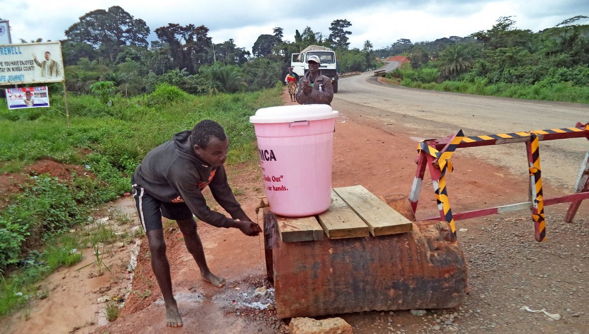 Straßensperre mit Handwascheinrichtung im Rahmen von Ebola. Fotos: Difäm