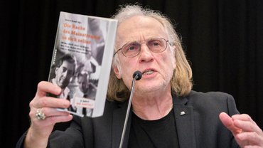 Moderator und Buchverkäufer: Joe Bauer.