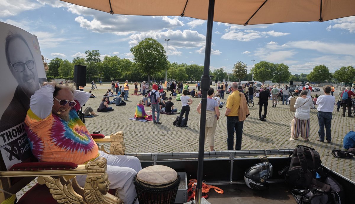 Normalsterbliche streiten, was sie seiner Durchlaucht von und zu Hornauer am meisten neiden: den goldenen Thron oder das Batik-Shirt? Fotos: Joachim E. Röttgers 