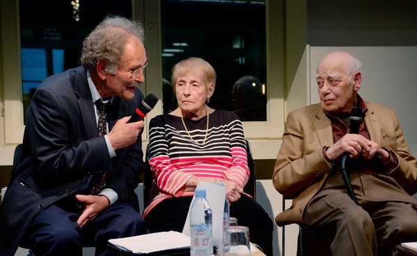 Charlotte Isler mit dem ebenfalls aus Stuttgart stammenden Henry Kandler (rechts) und Moderator Wolf Ritscher bei einer Podiumsdiskussion im Hotel Silber am 5. Dezember 2018. Filmstill: Steffen Kayser/Traube 47