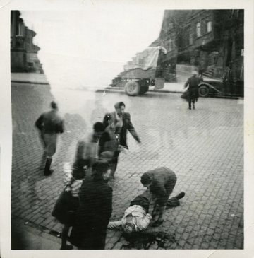 29. März 1946: Samuel Danziger erschossen am Boden. Foto: Yad Vashem Photo Collection, 1486/1599