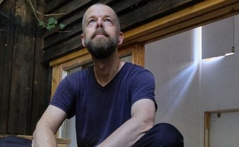 Kunst und Tee im Hinterhof