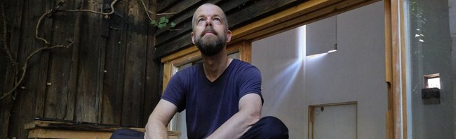 Kunst und Tee im Hinterhof