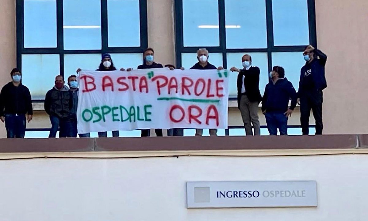 Auf dem Vordach des Eingangs: "Basta Parole", genug der Worte, jetzt – "ora" – geht's ums Krankenhaus! Fotos: privat