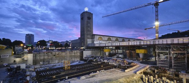 Angela Merkel sagt beim Besuch der Firma Herrenknecht: "Unsere Planung muss schneller werden." Oben die Stuttgart-21-Baustelle im September 2019.