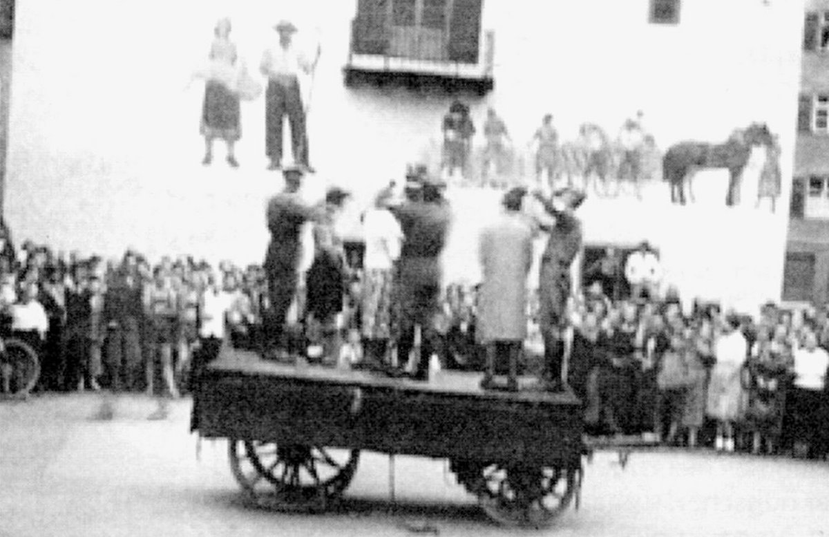 1941: Junge Allgäuerinnen, die sich in Kriegsgefangene verliebt haben, werden auf dem Leutkircher Marktplatz kahlgeschoren.