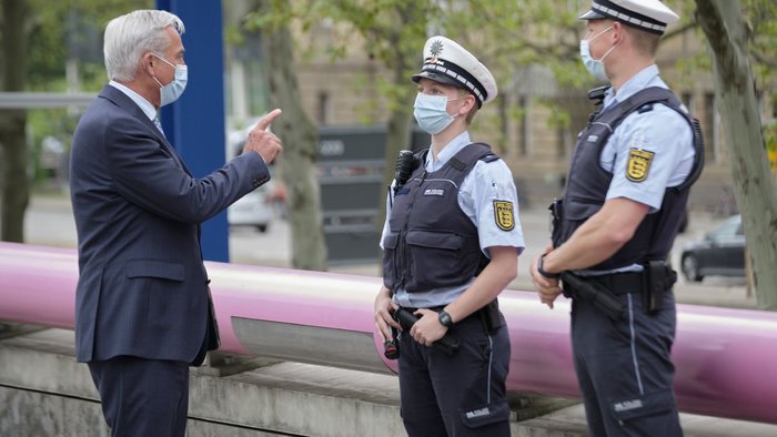 Thomas Strobl (hier links) spricht sich für Aufklärung aus, "zügig, konsequent und ohne Ansehen der Person". Foto: Joachim E. Röttgers