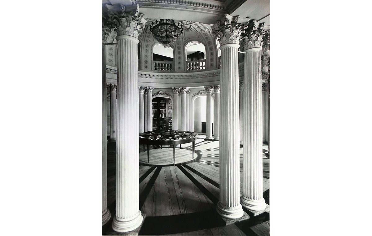 Die Rotunde der Carls-Akademie in Stuttgart, ehemaliger Speisesaal, später Hofbibliothek, 1927. Die Rotunde der Carls-Akademie in Stuttgart, ehemaliger Speisesaal, später Hofbibliothek, 1927.