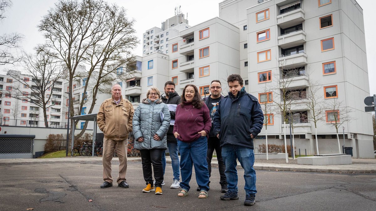 SWSG-Mietshäuser im Lauchhau – dort wohnen Rainer Palis, Gaby Dämpfle, Bekim Bajrami, Monika Panek, Mahmut Özyürek und Tobias Panek (von links). Foto: Julian Rettig