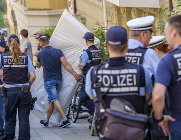 Betreutes Matratzentragen. Foto: Joachim E. Röttgers