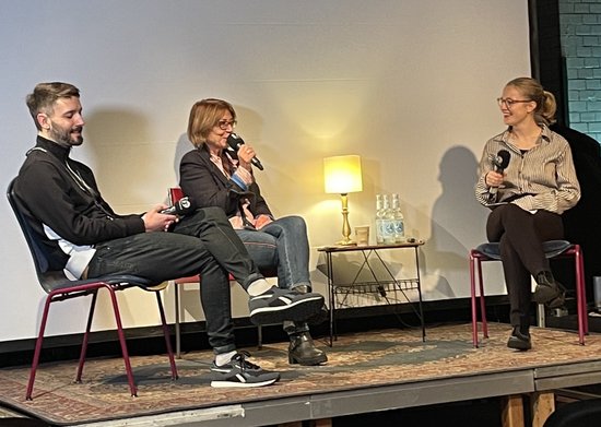 Tom Waurig, Kontext-Chefin Susanne Stiefel (Mitte) und Moderatorin Helena Sattler. Foto: Kontext Tom Waurig, Kontext-Chefin Susanne Stiefel (Mitte) und Moderatorin Helena Sattler. Foto: Kontext