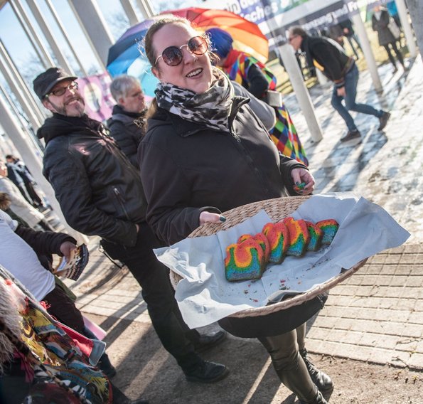 Draußen vor dem Parteitag: Demo für eine bunte Gesellschaft. Draußen vor dem Parteitag: Demo für eine bunte Gesellschaft.