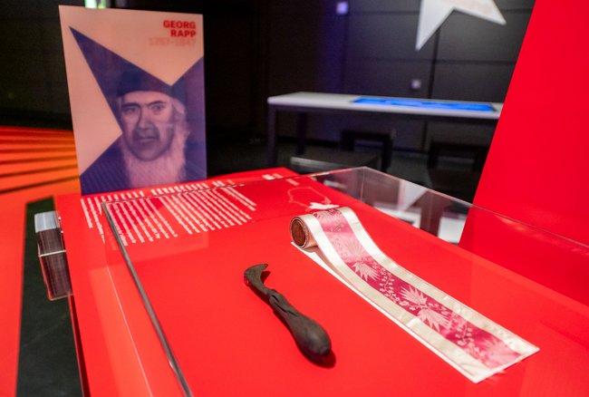 Seidenband und Rebmesser des "Propheten" Georg Rapp.