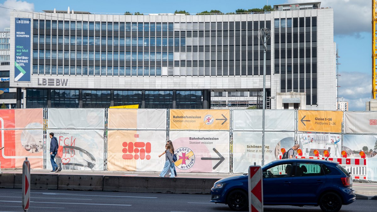 Zu umrunden ist die Megabaustelle entweder linksherum – gehe nicht über Bahnhofsmission!