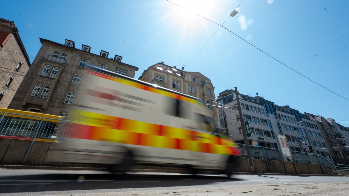 Hitzschlag, Sonnenstich, Erschöpfung – hitzebedingt herrscht Hochsaison für Rettungssanitäter und Notärztinnen. Foto: Jens Volle
