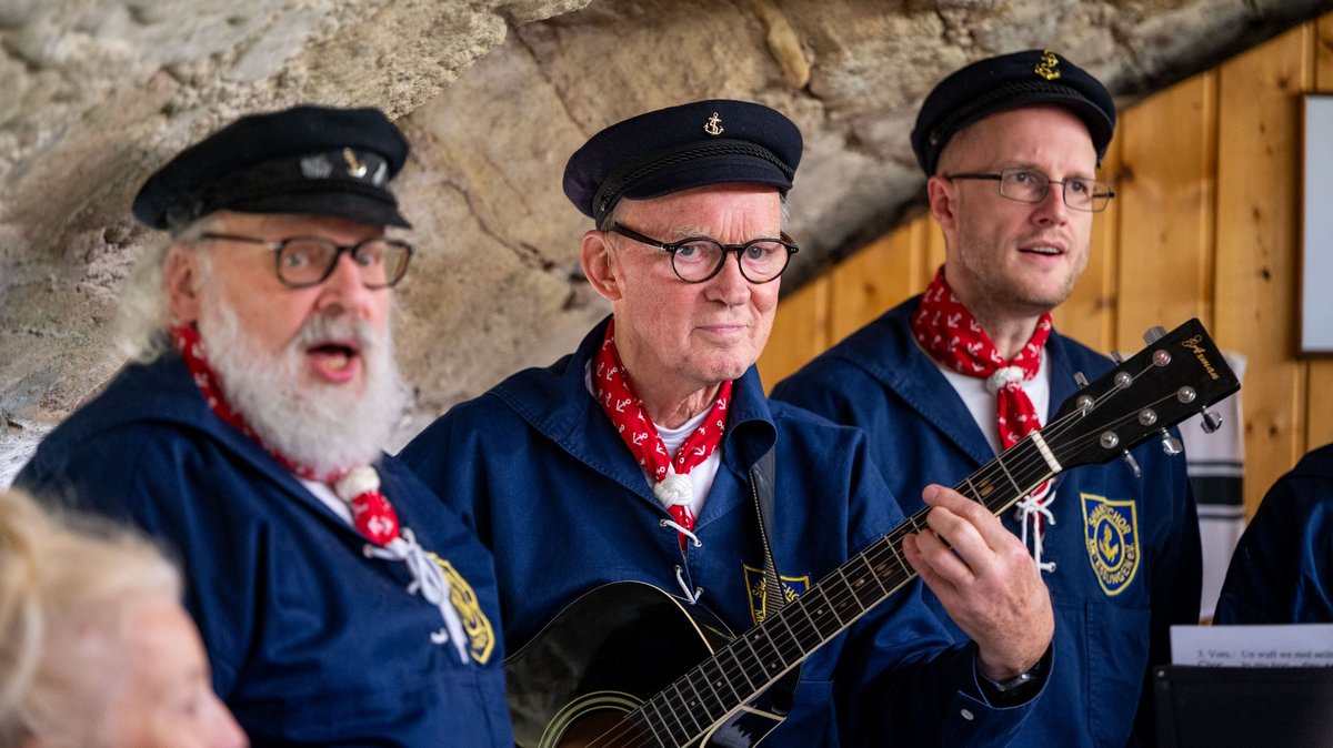Im Keller mit Gitarrenbegleitung, an Bord eher ungewöhnlich.