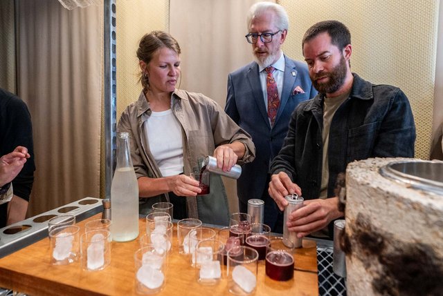 Flüssige Schwarzwälder Kirschtorte von den Designer:innen Suzanne Bernhardt und Philipp Kolmann bei Juwelier Georg Leicht (Mitte).