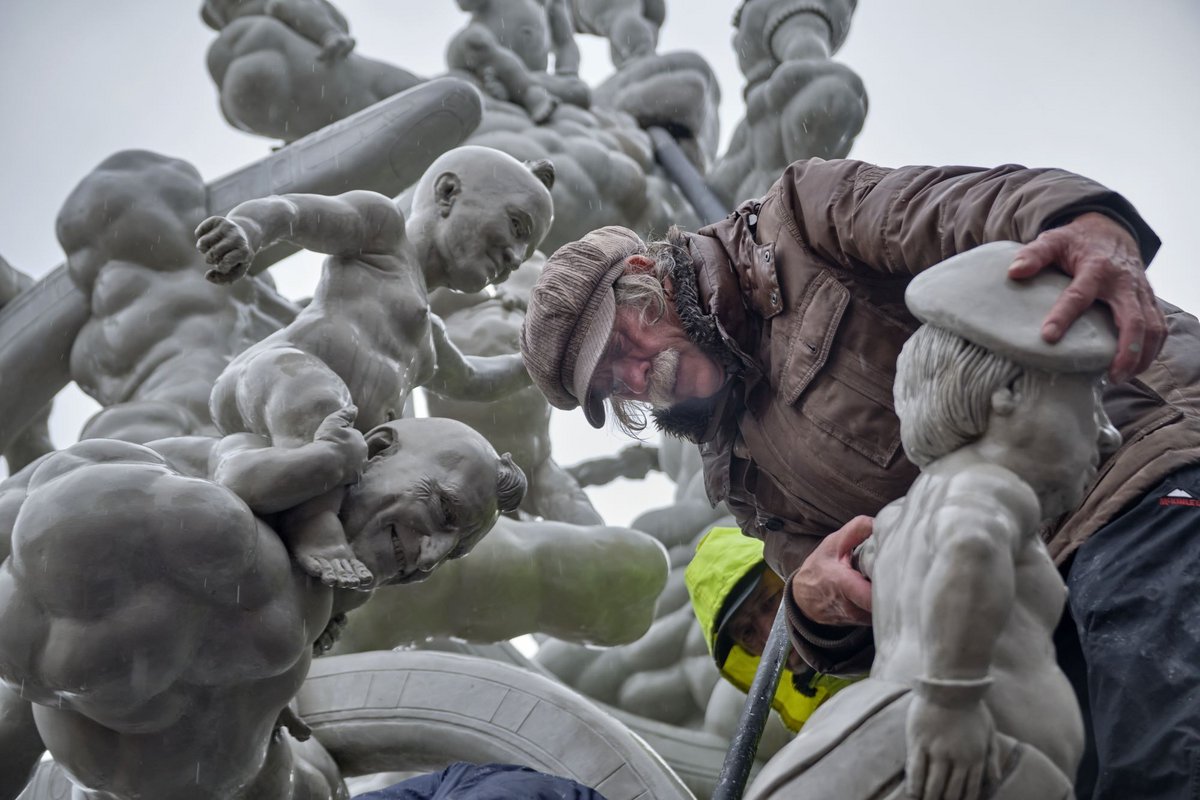 Im Wolkenkuckucksheim tummeln sich rund 150 Politputten, wie Lenk seine nackten Figuren nennt.