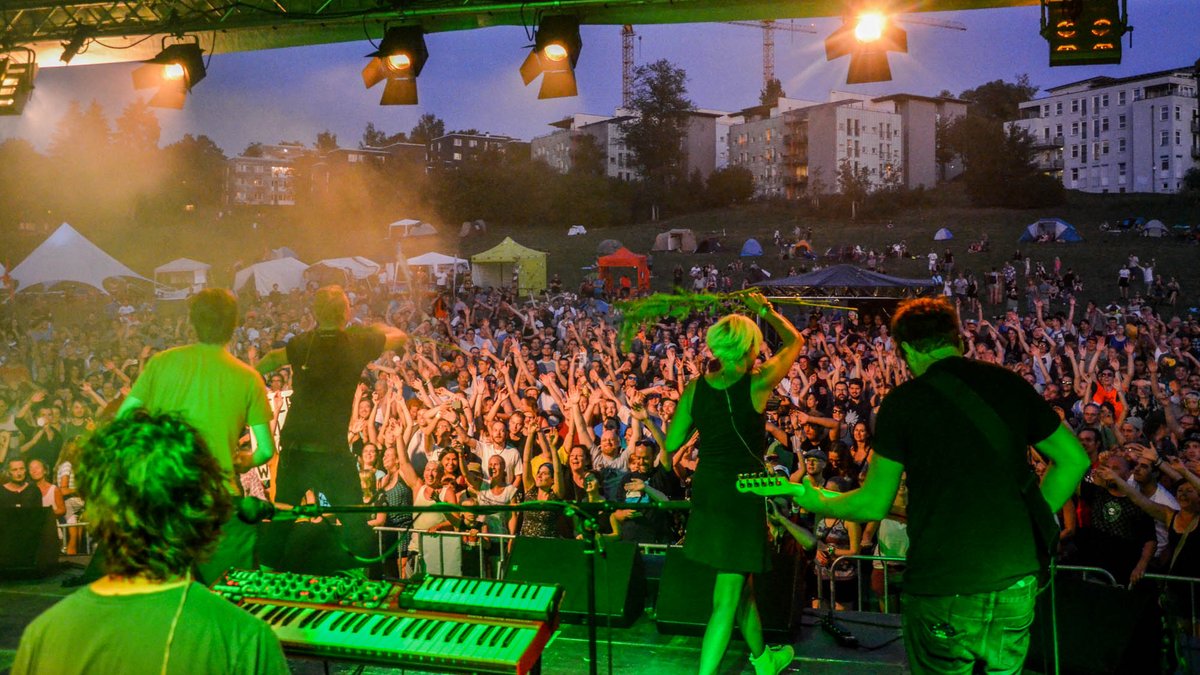 U&D 2018. Mitbeschallt und mitfeiernd: die Uniwohnheime und ihre Bewohner:innen oben am Hang. Foto: Umsonst & Draußen, Harald Engelhardt