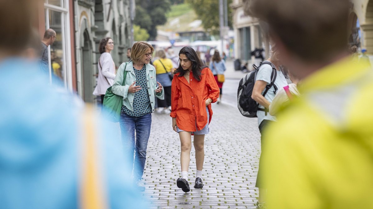 Spaziergang durch Erfurt mit Kontext-Autorin Susanne Stiefel (links) und Menschenrechtspreisträgerin Sultana Sediqi. Spaziergang durch Erfurt mit Kontext-Autorin Susanne Stiefel (links) und Menschenrechtspreisträgerin Sultana Sediqi.