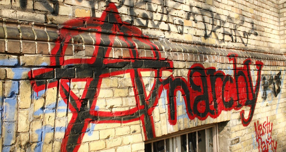 AnarchistInnen in der Ukraine befinden sich im Krieg. Die besprühte Wand ist in Berlin. Foto: Picture-alliance/Wolfram Steinberg