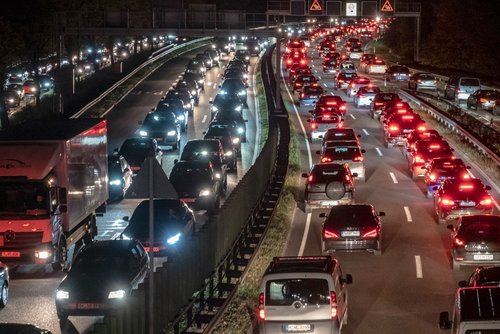 Wissenschaftler haben herausgefunden, dass zu viele Autos auf den Straßen sind. Foto: Joachim E. Röttgers