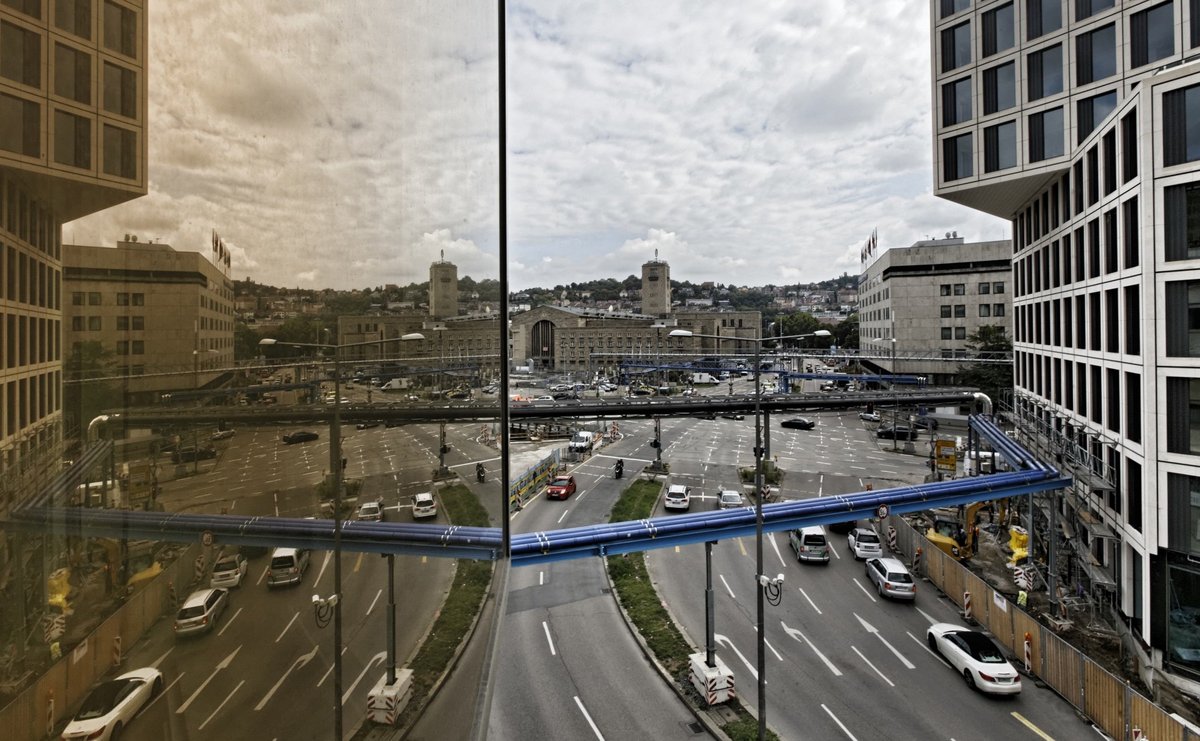 Unterm Rohrnetz im September 2014: Bahnhof-Nordausgang und Arnulf-Klett-Platz.