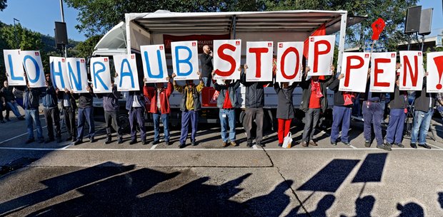 Protest vor dem Daimler Werk in Mettingen im September 2015. Foto: Joachim E. Röttgers