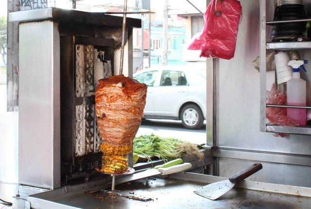 Hier entstehen Tacos al pastor – zwar nicht die berühmten neben dem Sportplatz, ist aber wurscht, die sind auch super. Foto: Moritz Osswald