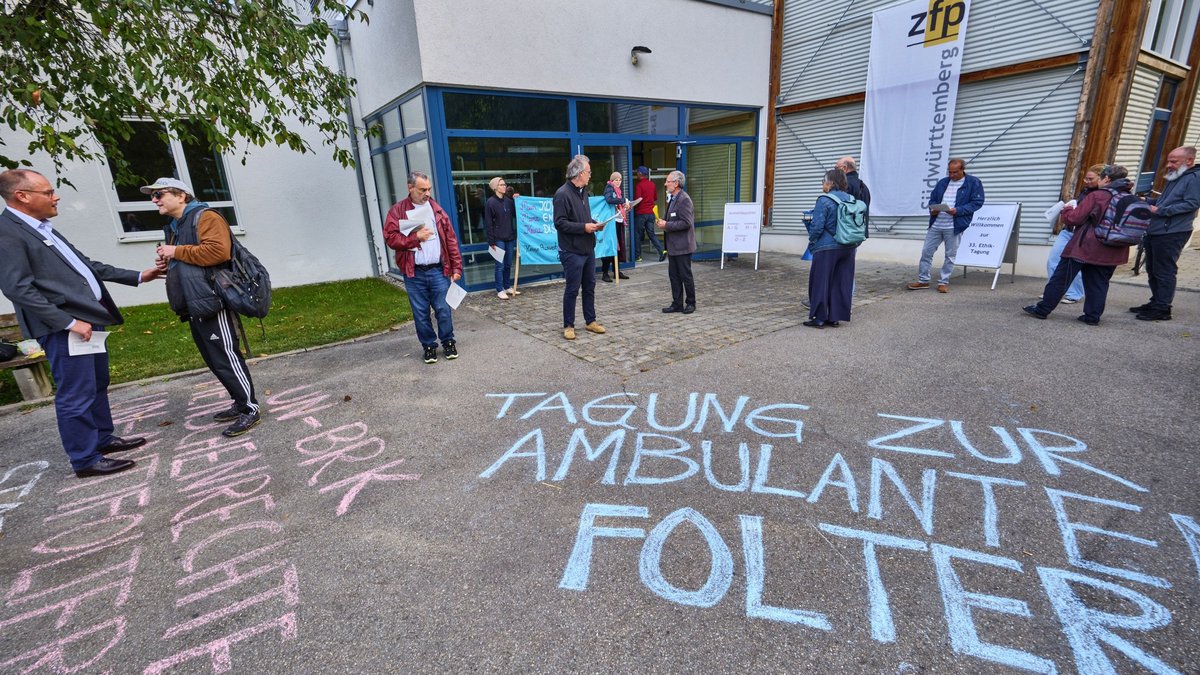 Protest gegen ambulante Zwangsmaßnahmen für psychisch Kranke bei der Tagung im Psychiatrie-Zentrum in Zwiefalten. Fotos: Joachim E. Röttgers