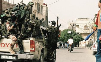 Mit Burka und Jonglierkeulen