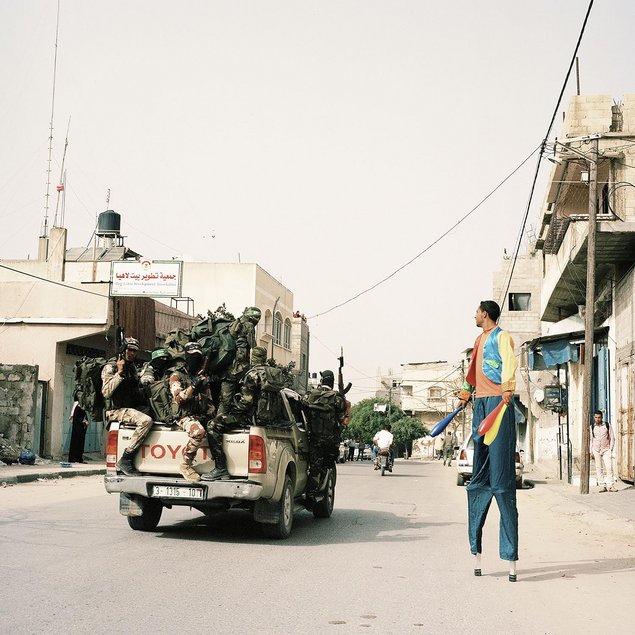 Gaza, Palästina, 2017: Hamas-Kämpfer passieren den Zirkusartisten Majed Kallub (26) vor dem Gebäude der Zirkusschule im Stadtteil Betlaahya von Gaza-Stadt.