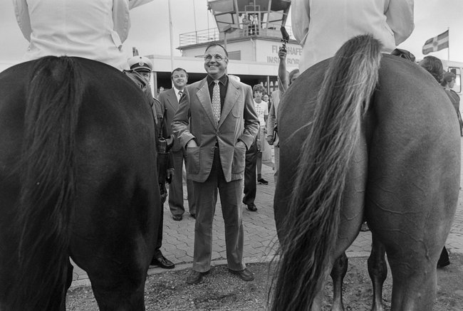 Helmut Kohl umrahmt vom Pferdehintern. Foto: BSB/Bildarchiv Volker Hinz Helmut Kohl umrahmt vom Pferdehintern. Foto: BSB/Bildarchiv Volker Hinz