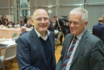 Konnten ihren Chef diesmal auf Kurs halten: Winfried Hermann (links) und Fritz Kuhn.