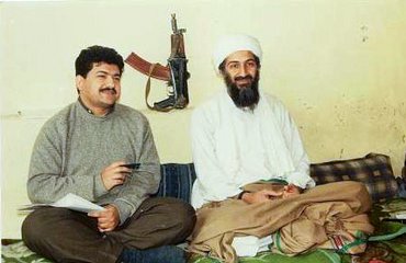 Lebte er da noch? Osama bin Laden im Interview – "zwischen ca. 1997 und ca. 1998", gibt der Interviewer an. Foto: Hamid Mir [CC BY-SA 3.0], via Wikimedia Commons