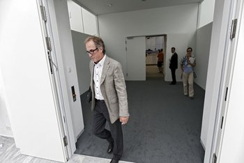 Der leitende Polizeidirektor a. D., Ernst Horlacher, verlässt den Saal.