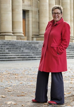 Suse Kletzin, SPD-Stadträtin und Architektin, vor den Stufen zur Stuttgarter Oper.